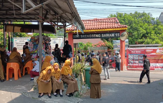 Polisi dan Tim Jibom melakukan sterilisasi di SDN Srengseng Sawah 15 Pagi