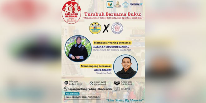 Anak-anak bersama orang tua membaca di Lapangan Blang Padang Banda Aceh
