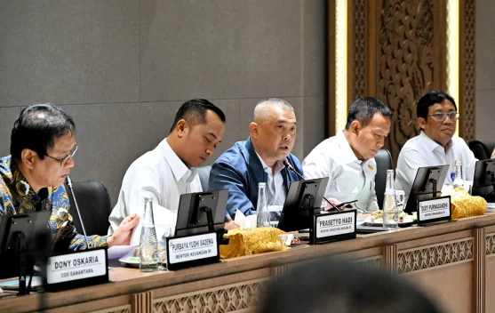 Kapal perintis bersandar di pelabuhan untuk distribusi logistik