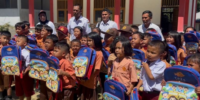 Siswa SD menonton film edukatif di Cinepolis Pematang Siantar dalam acara CSR Toba Tilapia