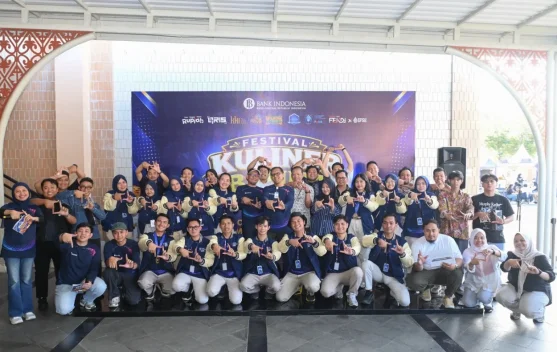 Suasana Festival Kuliner Banua x QRIS di Kalsel menampilkan stan UMKM kuliner lokal