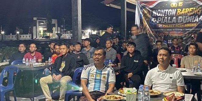 Masyarakat dan personel Polres Aceh Singkil menonton bareng final Piala Dunia di Lapangan Upacara Presisi