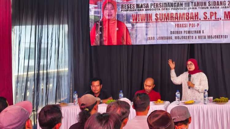 Wiwin Sumrambah berdialog dengan warga saat reses di Bandarkedungmulyo, Jombang