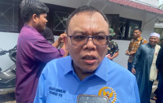Saleh Partaonan Daulay saat kunjungan kerja di kawasan industri Tangerang untuk pembahasan RUU