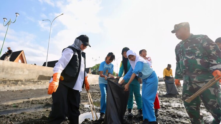 Warga dan relawan membersihkan sampah di Pantai Ancol Plengsengan, Banyuwangi
