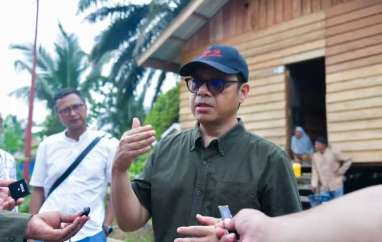 Petugas meninjau Huntara Sekumur dengan pemasangan layanan internet untuk pendidikan anak