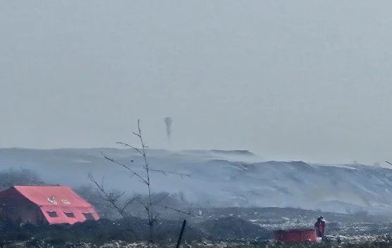 Asap tebal dari kebakaran TPA Jatiwaringin mengancam kesehatan dan aliran lindi beracun