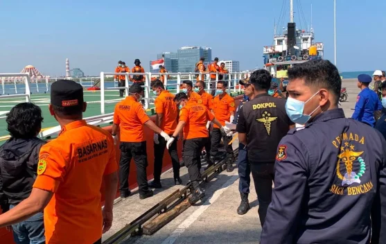 Basarnas dan kapal SAR saat operasi pencarian KM Nurul Salsa di perairan Selayar