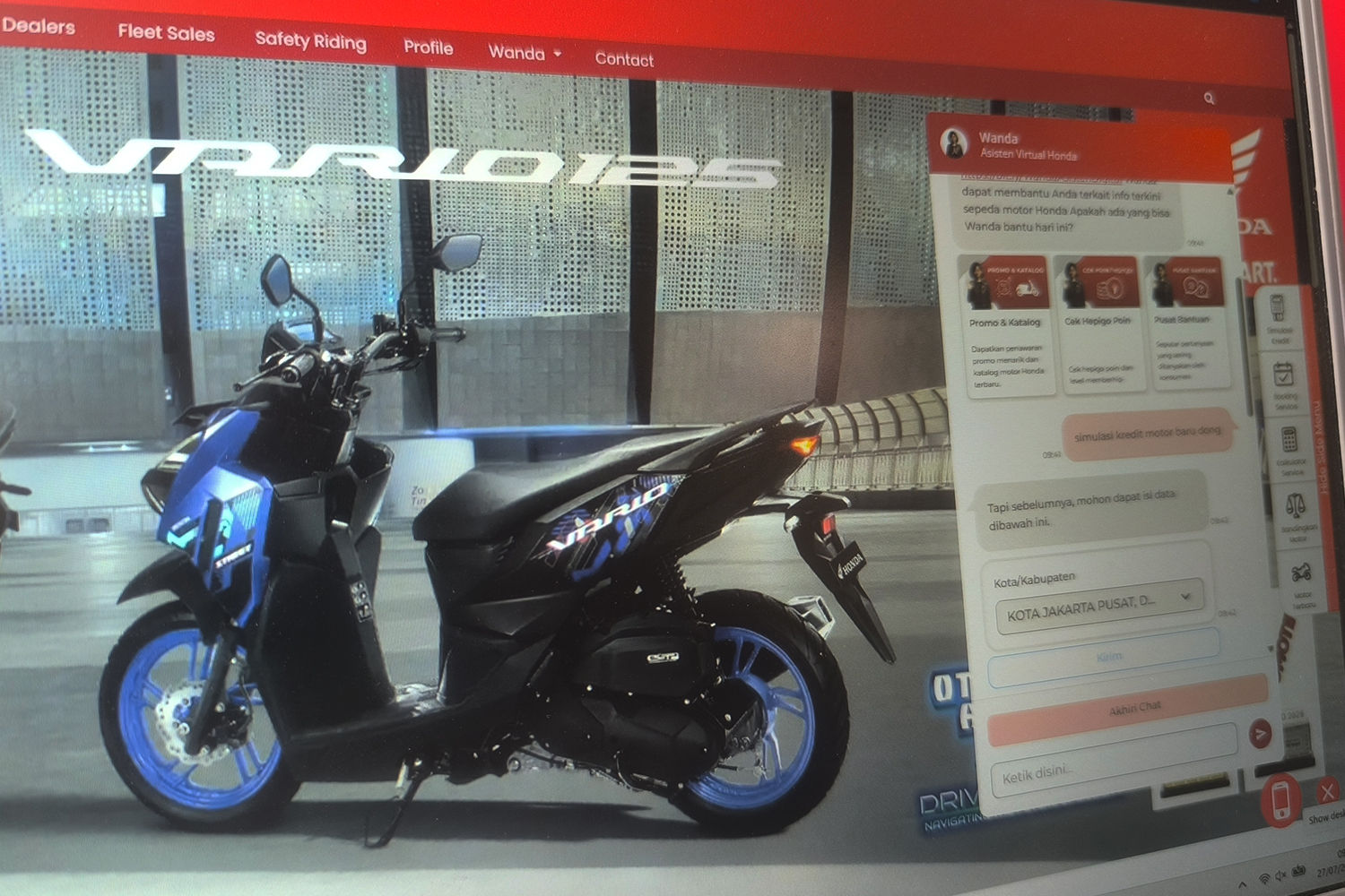 Asisten virtual Wanda membantu simulasi kredit motor Honda di smartphone