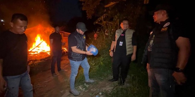 Personel Polrestabes Medan memusnahkan barak narkoba di pinggir sungai Jalan Klambir V