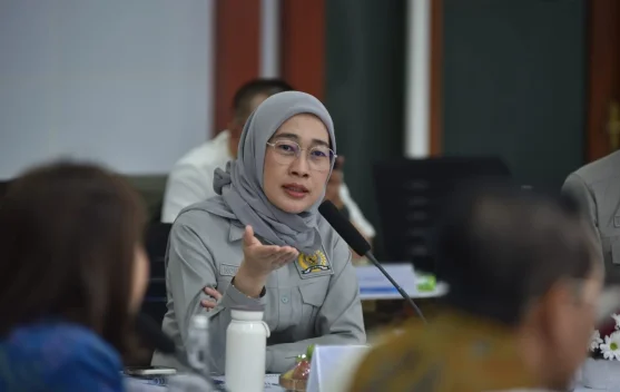 Ketua Komisi VI DPR Anggia Erma Rini meninjau industri farmasi sebagai upaya kemandirian obat