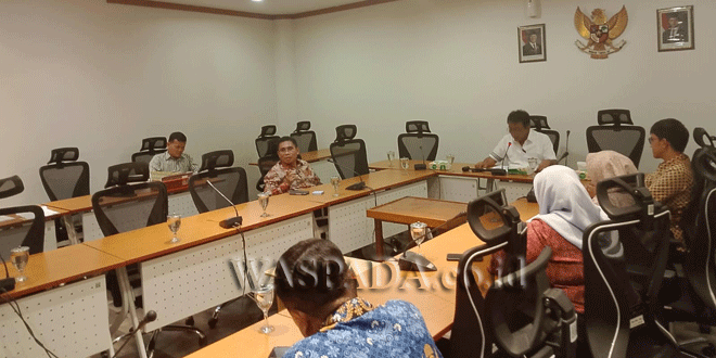 Papan pengumuman pengawasan lingkungan di depan restoran di Medan