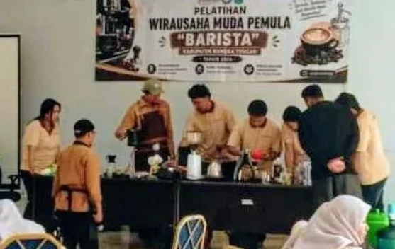 Peserta pelatihan barista Bangka Tengah praktik meracik kopi di ruang belajar BKPSDMD