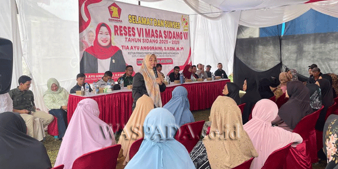 Tia Ayu Anggraini berdialog dengan warga Marelan saat reses di Jalan Paluh Nibung