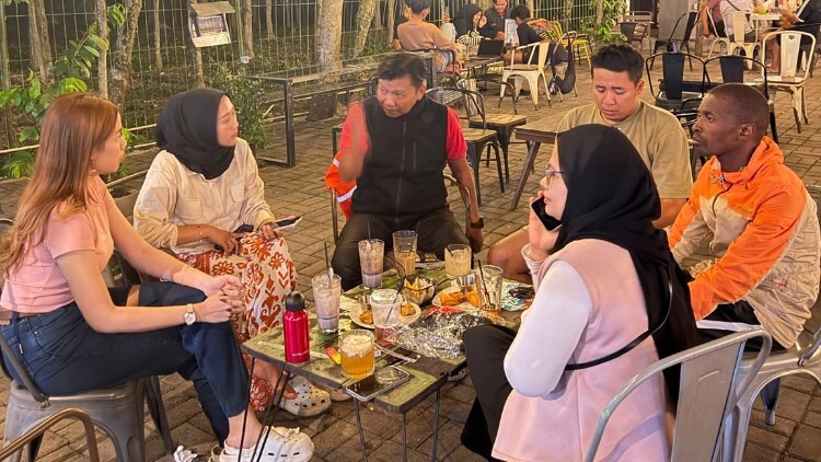 Pelari Kenya yang tertolong oleh warga Jember menunggu berangkat ke Jakarta