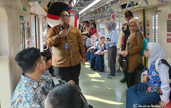 Anak berkebutuhan khusus menaiki LRT Jabodebek saat peringatan Hari Anak Nasional 2026