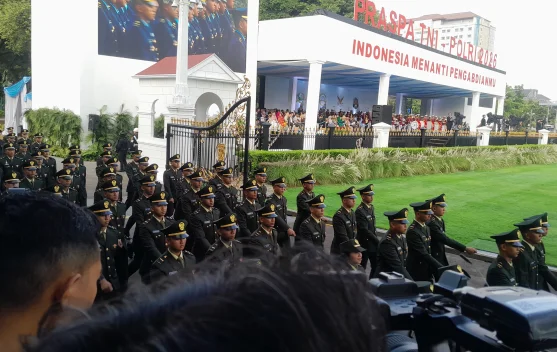 Capaja TNI dan Polri berbaris di halaman Istana Merdeka saat Upacara Praspa 2026