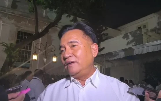 Menteri Yusril Ihza Mahendra memberikan keterangan pers di Istana Kepresidenan Jakarta