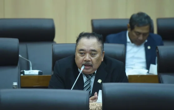 Kebakaran di area tempat pembuangan akhir sampah dengan asap tebal