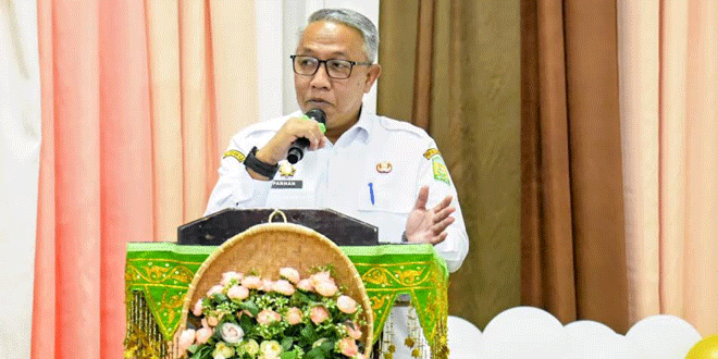 Peserta dan pejabat membuka pelatihan PPRG di Gedung Dekranasda Aceh Besar