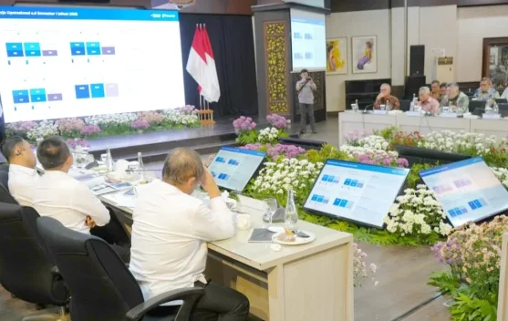 Pertemuan Komisi VI DPR dengan manajemen Pelindo di Surabaya membahas capaian Semester I 2026