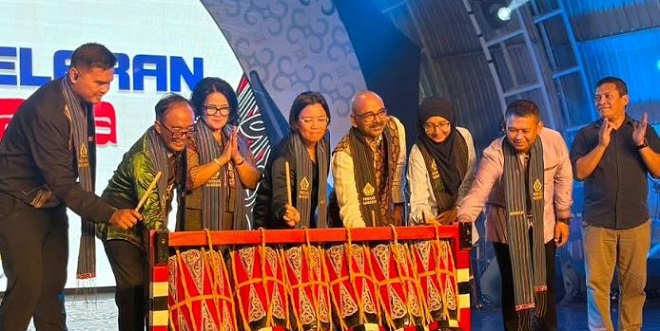 Pertunjukan tari India di panggung PRSU Medan dengan kostum warna-warni