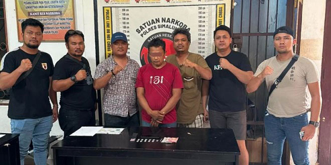 Petugas mengamankan barang bukti narkotika sabu di Serbalawan, Simalungun