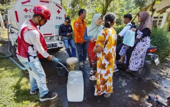 Warga antre menerima pasokan air bersih dari mobil tangki di daerah terdampak kekeringan