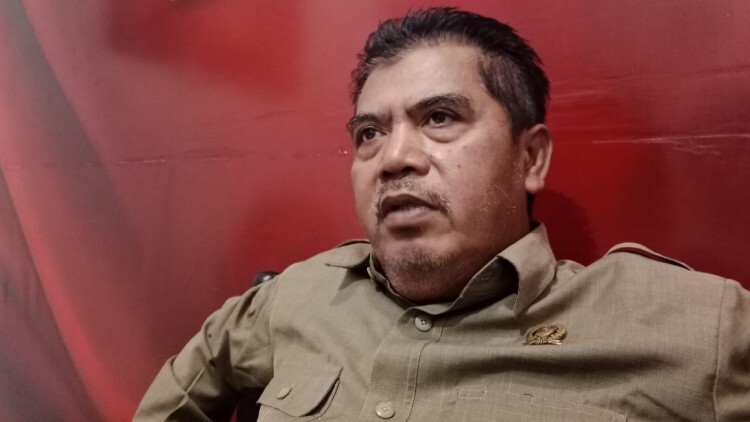 Petugas pemadam kebakaran dan mobil Damkar di lokasi kebakaran di Bondowoso