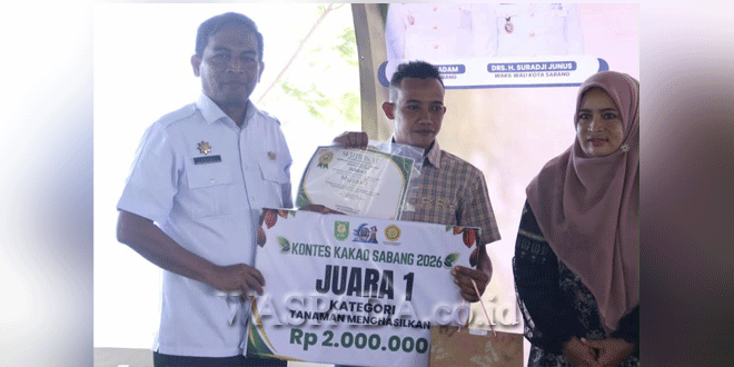 Pemenang Kontes Kakao Sabang 2026 menerima penghargaan di Taman Pantai Kasih