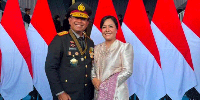 Irjen Pol Whisnu Hermawan berdiri di tengah anggota polisi saat operasi di Sumatera Utara