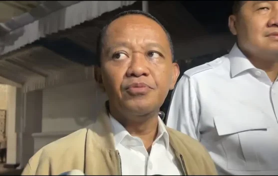 Ilustrasi pengisian BBM Pertamax di stasiun pengisian bahan bakar