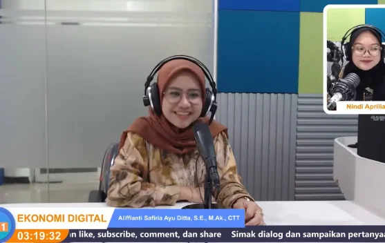 Ilustrasi pelaku UMKM menggunakan smartphone untuk promosi digital