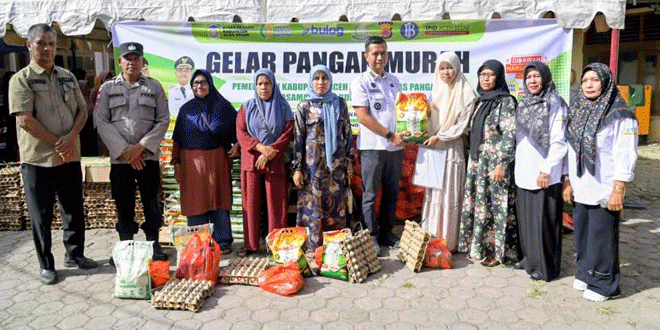 Masyarakat membeli paket pangan murah di Kantor Camat Ingin Jaya Aceh Besar