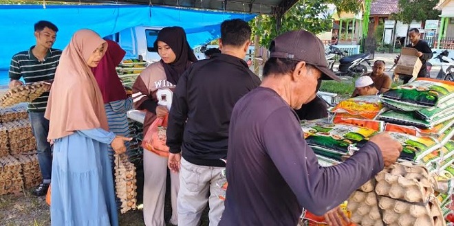 Warga antre membeli paket sembako murah di depan Kantor Camat Darussalam