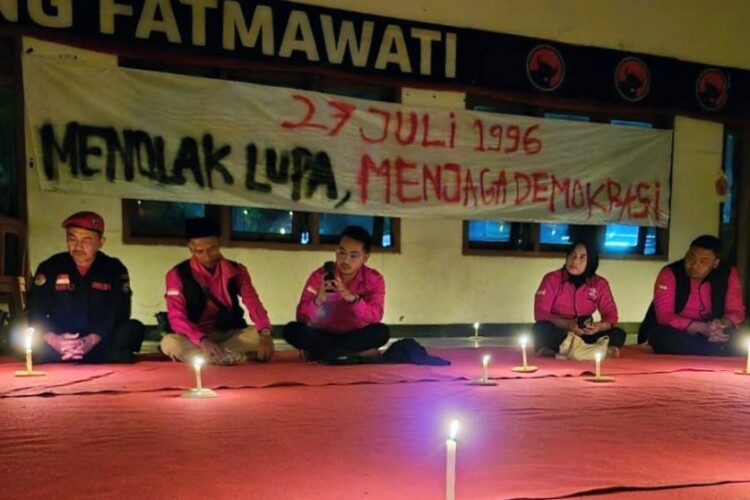 Kader PDI Perjuangan Ngawi mengenang Kudatuli dengan doa dan lilin malam