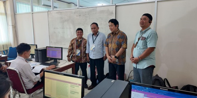 Direktur Politeknik Negeri Medan meninjau ruang ujian komputer Ujian Masuk Mandiri Lokal 2026