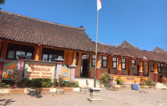 Siswa SDN Tanggirejo di depan ruang kelas roboh saat makan bergizi