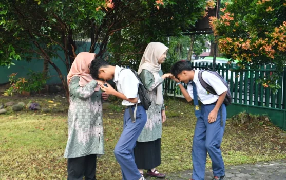 Ilustrasi murid baru mengikuti MPLS Ramah di sekolah dengan suasana aman dan menggembirakan
