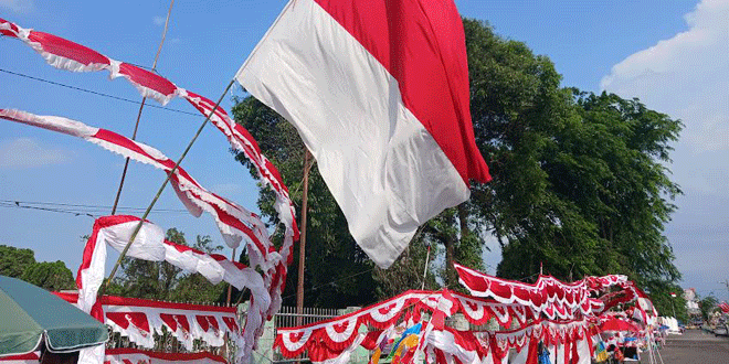Pedagang menjajakan bendera Merah Putih di depan Makam Pahlawan Medan