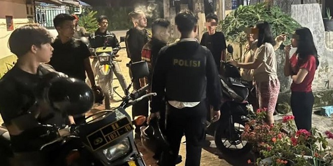 Petugas Timsus saat patroli malam mengamankan sepeda motor berknalpot brong