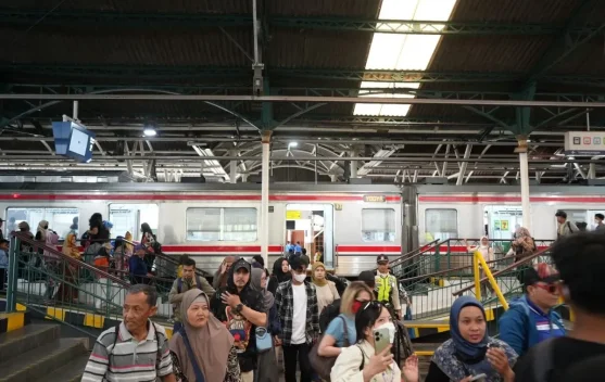 Penumpang antre di stasiun Daop 1 Jakarta selama libur sekolah