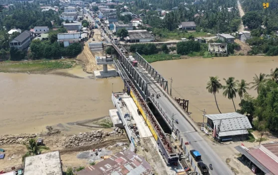 Pekerjaan rekonstruksi jembatan pascabencana di Sumatra dengan alat berat dan konstruksi baru