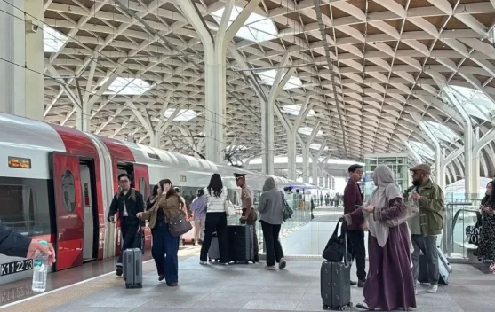 Kereta Cepat Whoosh di Stasiun Padalarang membawa wisatawan mancanegara ke Jawa Barat