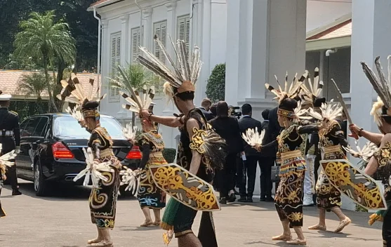 Penari Tari Enggang menyambut Presiden Belarus di halaman Istana Merdeka
