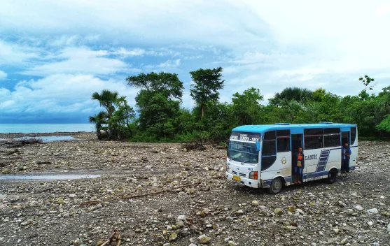 Ilustrasi bus angkutan perintis dan kapal penyeberangan yang menghubungkan pulau-pulau