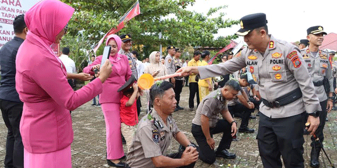Upacara kenaikan pangkat Polres Tapanuli Tengah di Lapangan Apel