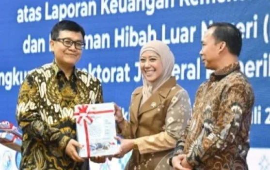 Meutya Hafid menerima Laporan Hasil Pemeriksaan BPK terkait opini WTP Kemkomdigi 2025