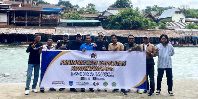 Peserta PWI Kota Langsa saat penutupan pelatihan di Bukit Lawang