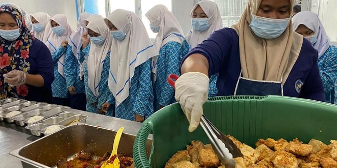 Siswa dan guru MTs melihat proses penyajian Makanan Bergizi Gratis di dapur SPPG